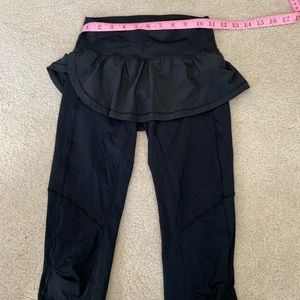 Lululemon cropped/knee length tight/legging.